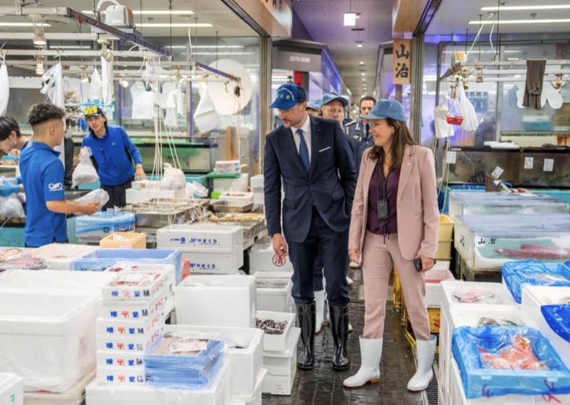 Kronprins Haakon på fiskemarkedet Toyosu