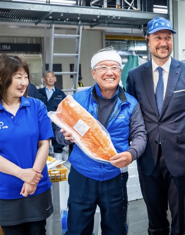 Norsk laksefilet vises frem på markedet
