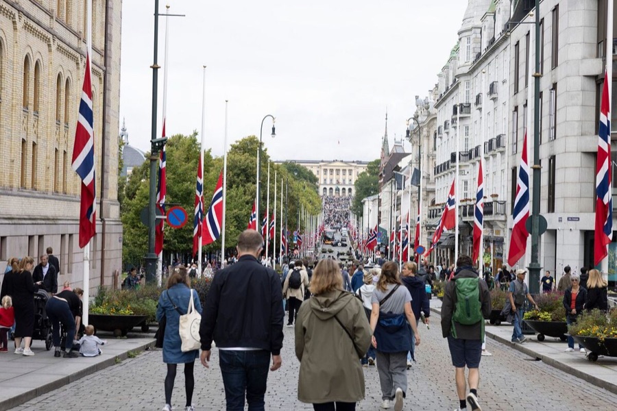 Støre om begravelsen: "Vi skal stede til hvile kongen i uken etter neste"