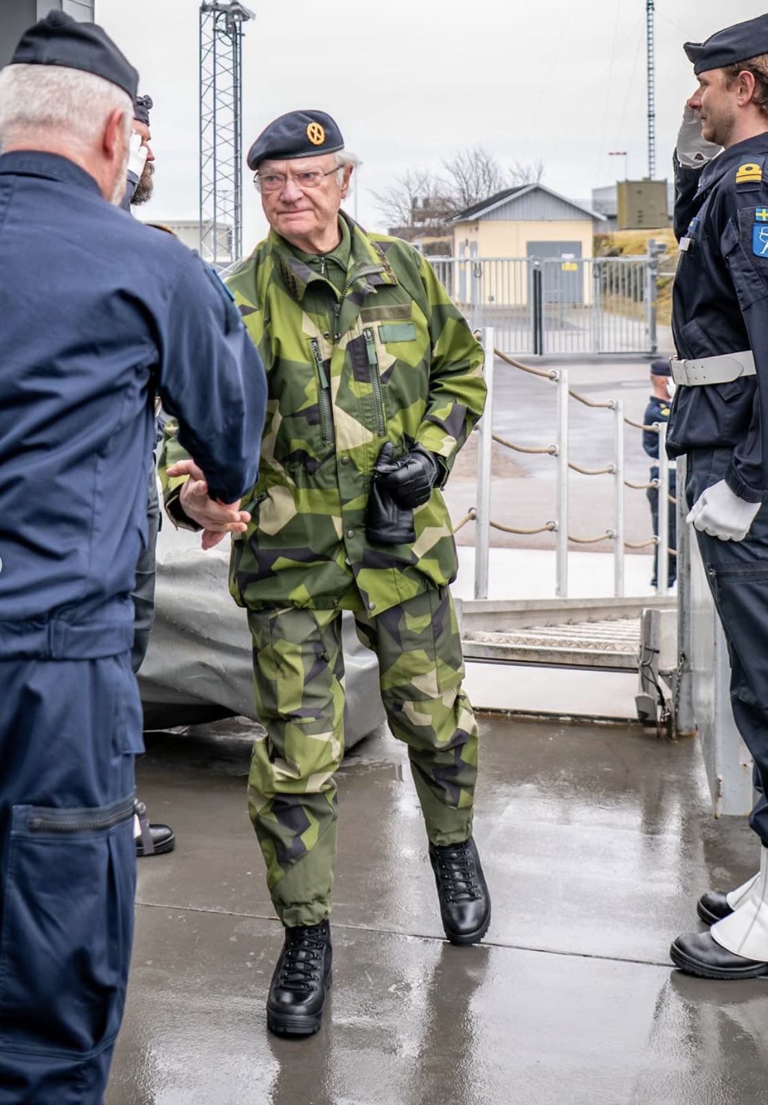 Kong Carl XVI Gustaf ankommer HMS Artemis