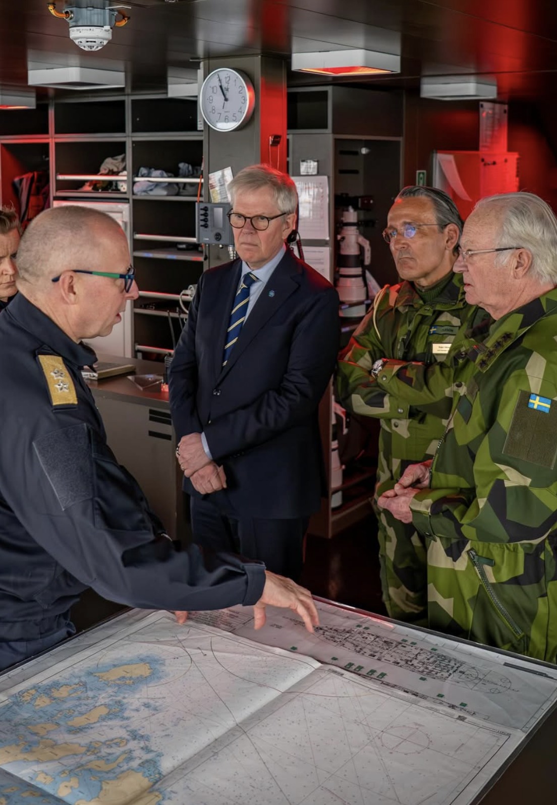 Kong Carl XVI Gustaf blir orientert om bord