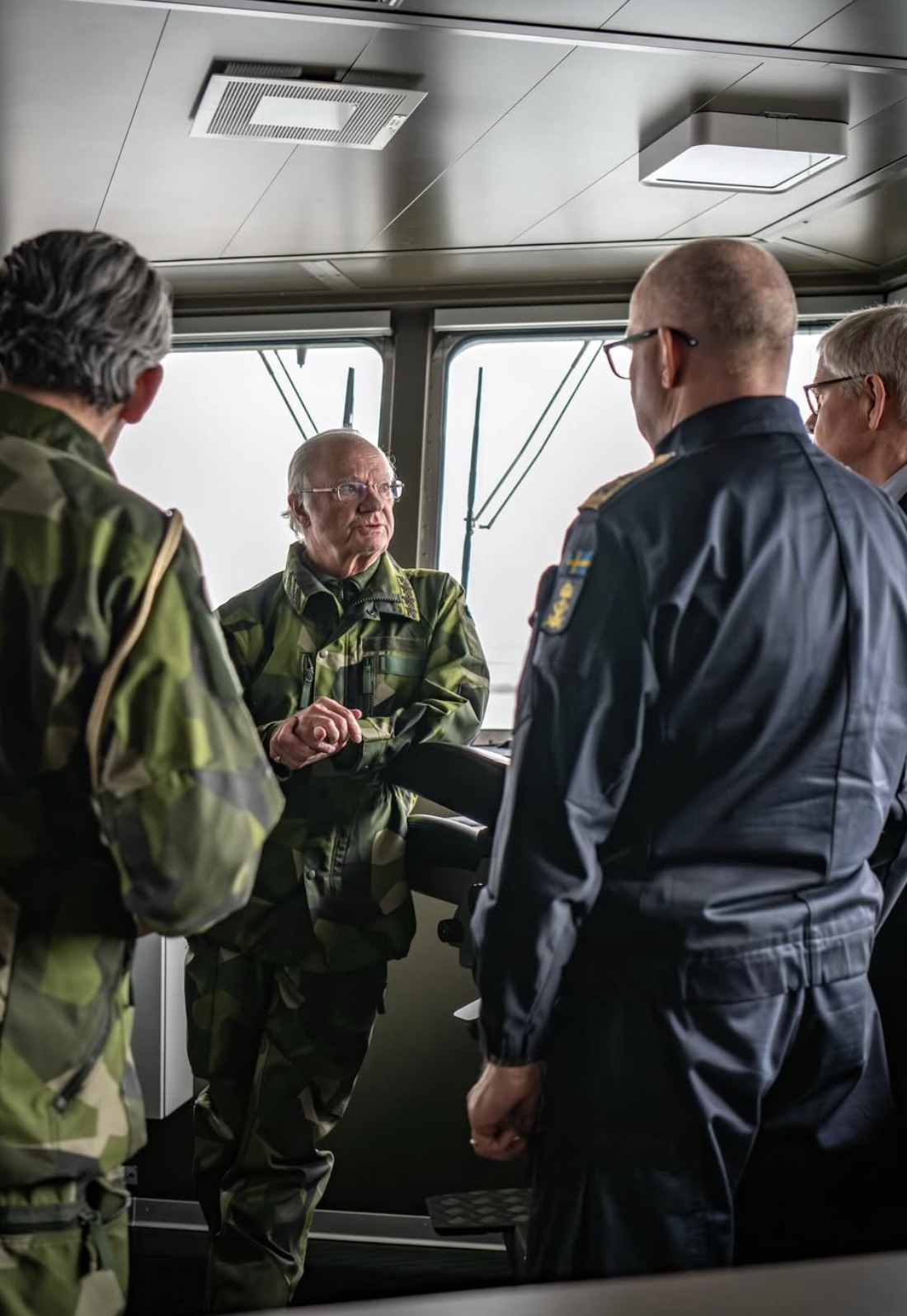 Kong Carl XVI Gustaf i samtale med personalet