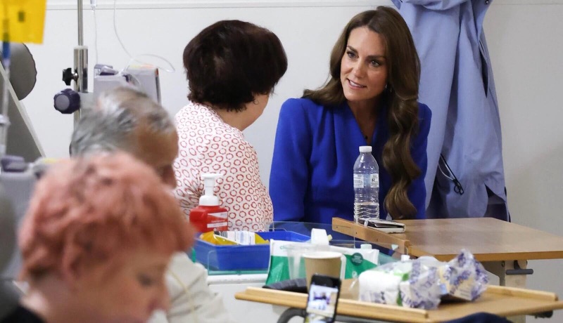 Prinsessen i samtale med pasienter ved behandlingssenteret