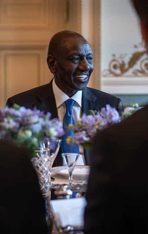 President William Ruto under lunsjen