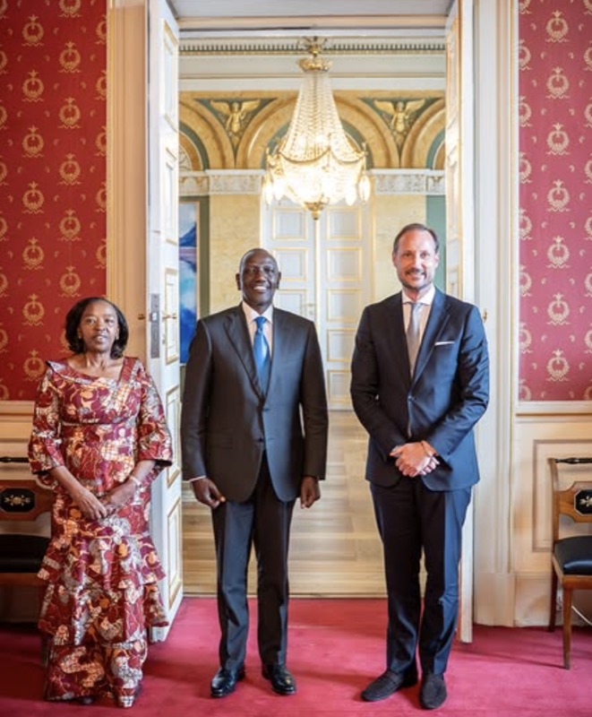 Kronprins Haakon tok imot Kenyas president på Slottet