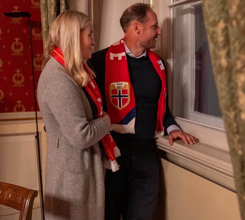 Kronprinsparet ved vinduet på Slottet