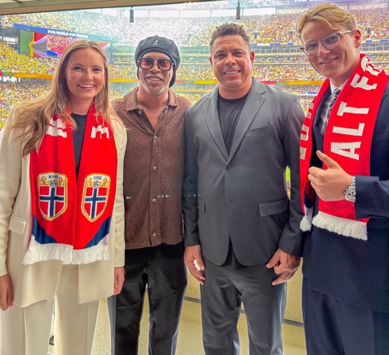 Prinsesse Ingrid Alexandra og prins Sverre Magnus sammen med Ronaldinho og Ronaldo