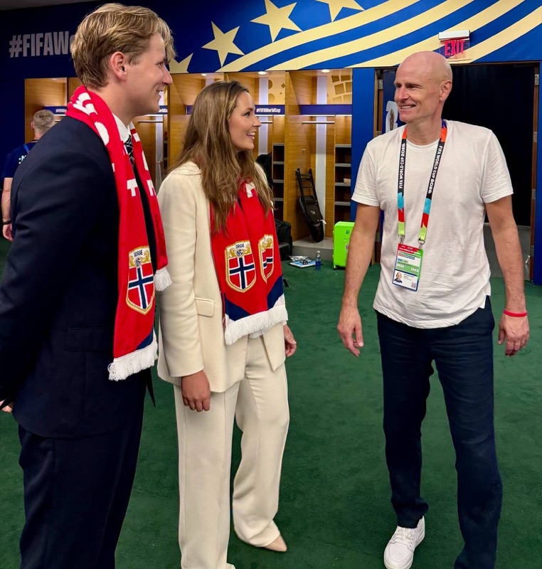 Prinsessen og prinsen i samtale med Ståle Solbakken