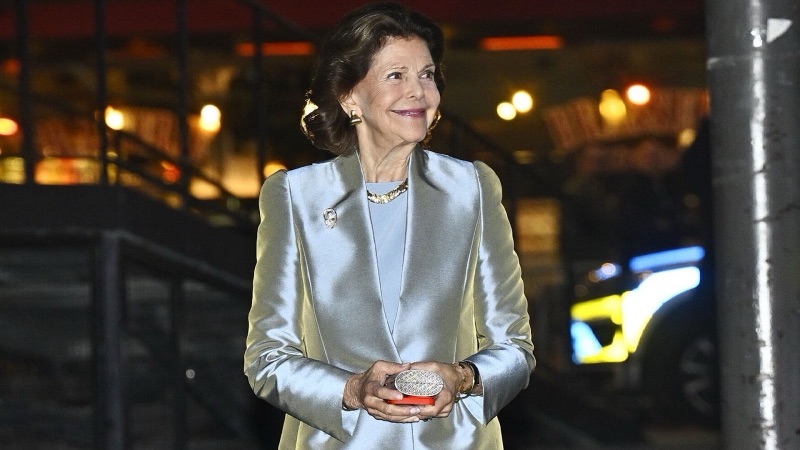 Dronning Silvia står utenfor konserthuset med en liten veske i hendene