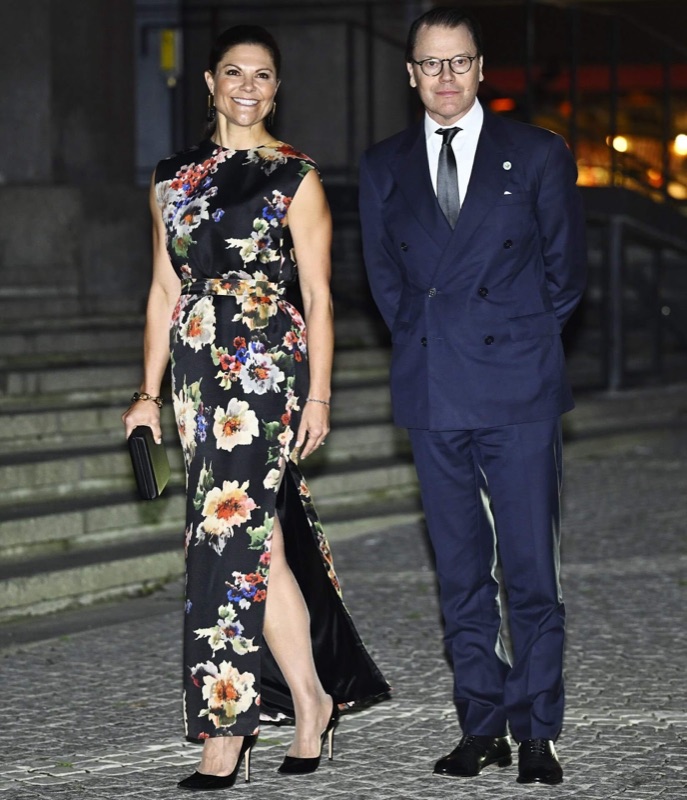 Kronprinsesse Victoria i blomstret kjole og prins Daniel i mørk dress utenfor konserthuset