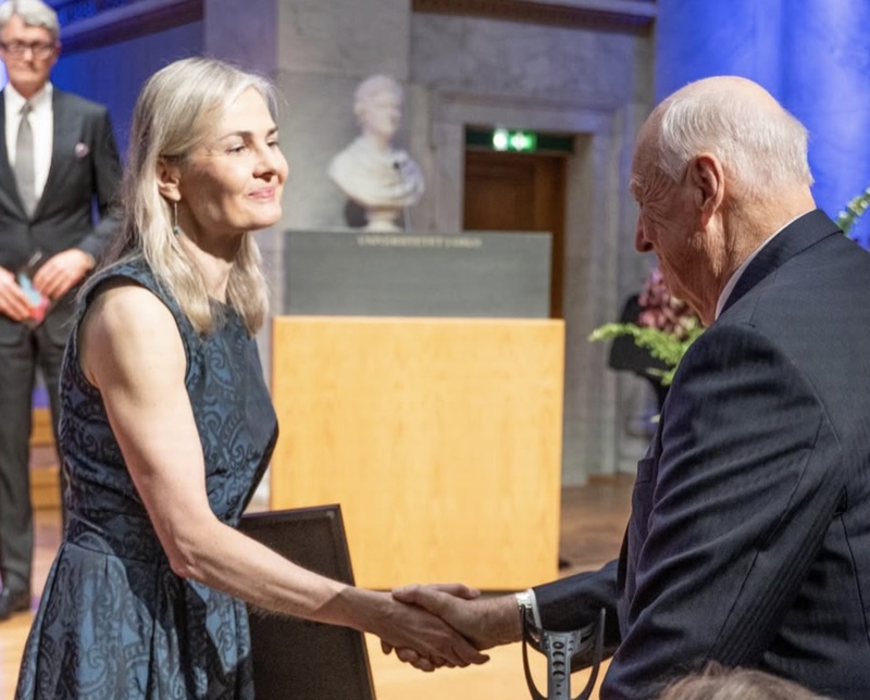 Kong Harald gratulerer Johanna Olweus