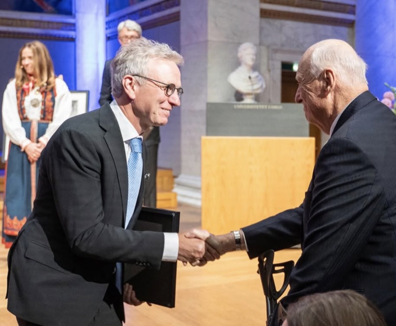 Kong Harald gratulerer Karl-Johan Malmberg
