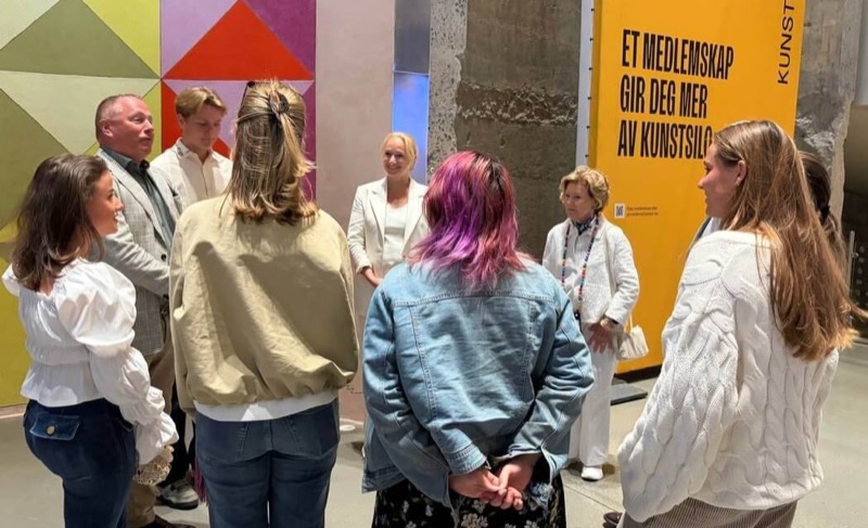Kongefamilien får omvisning inne i Kunstsilo