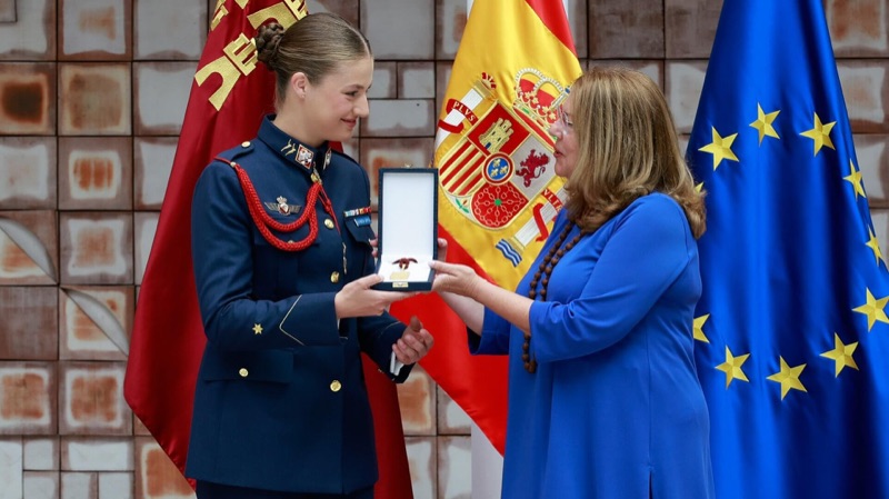 Prinsesse Leonor mottar regionalforsamlingens medalje