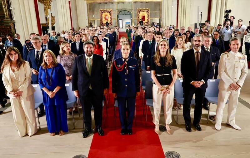 Gruppebilde under seremonien i Palacio de San Esteban