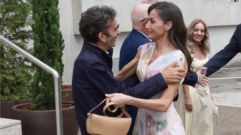 Dronning Letizia blir ønsket velkommen med en klem