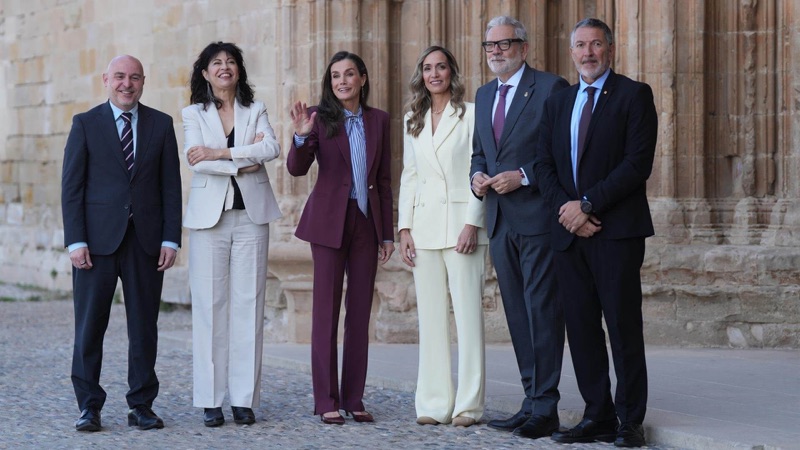Dronning Letizia med arrangører utenfor La Seu Vella