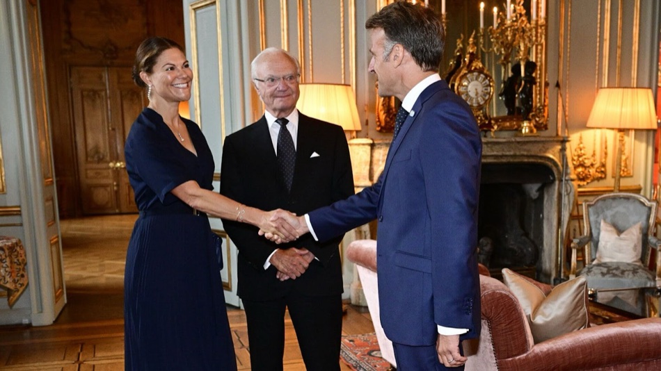 Kong Carl Gustaf og kronprinsesse Victoria tok imot Macron på slottet
