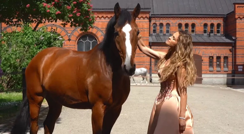 Prinsesse Madeleine klapper en hest foran hoffstallet