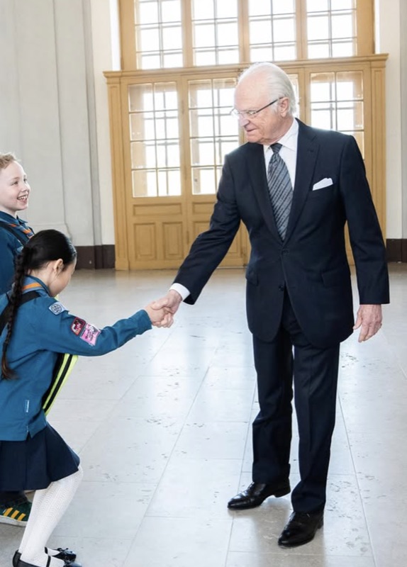 Kong Carl Gustaf hilser på speiderne