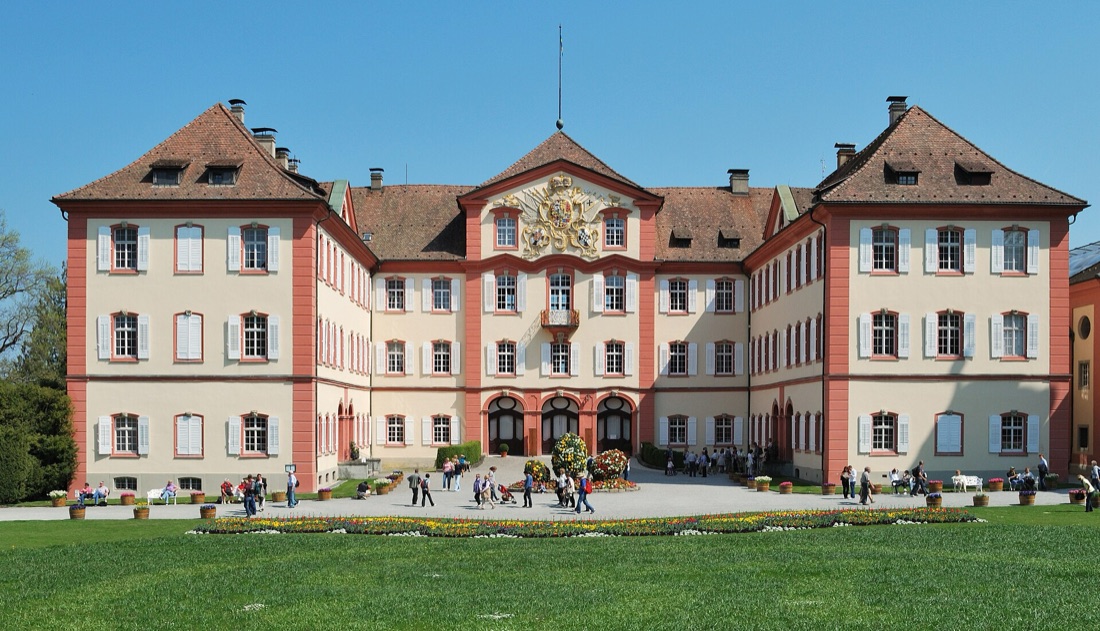 Barokkslottet på øya Mainau i Bodensjøen, med blomsterbed foran fasaden