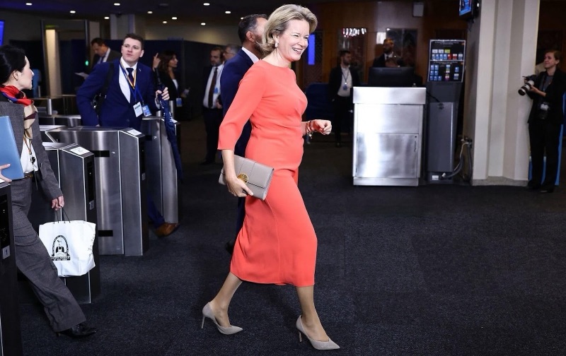 Dronning Mathilde passerer sikkerhetsslusene i FN-bygningen med en veske under armen