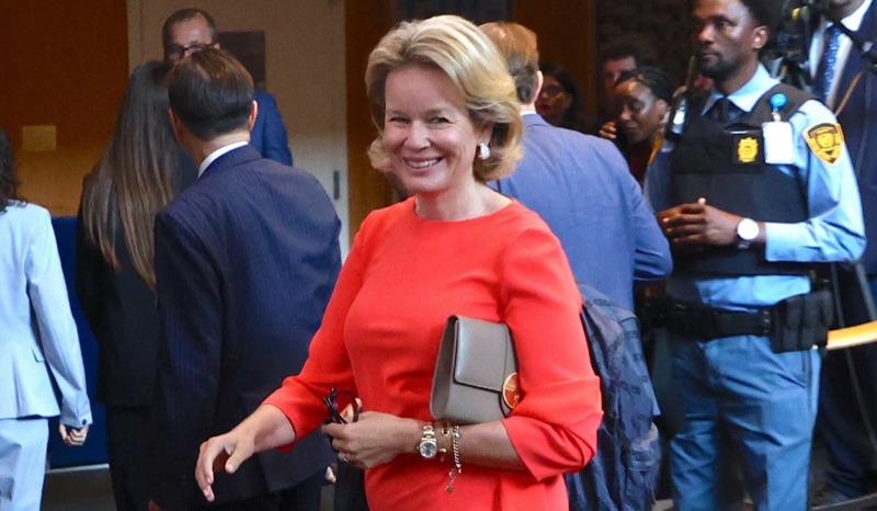 Dronning Mathilde smiler i en korridor i FN-hovedkvarteret med andre deltakere rundt seg