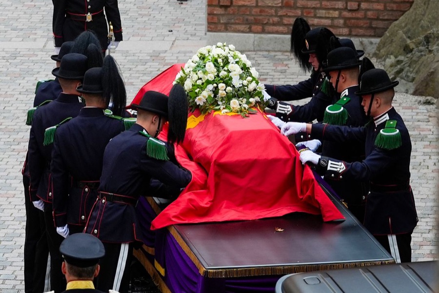 King Harald has been laid to rest, the royal family is returning to the Palace