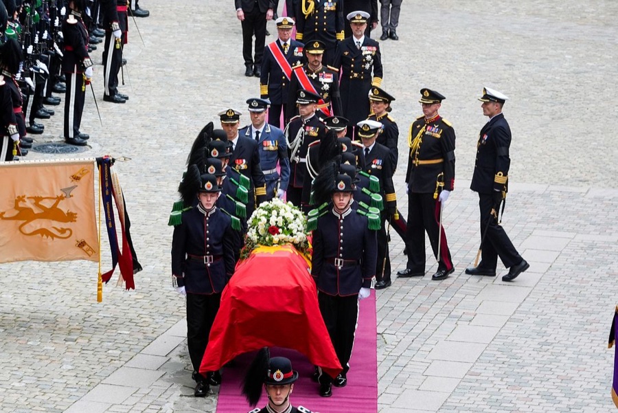 Guardsmen carry the King