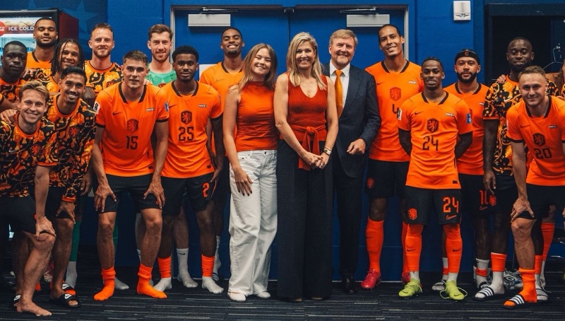 Kongefamilien sammen med det nederlandske landslaget