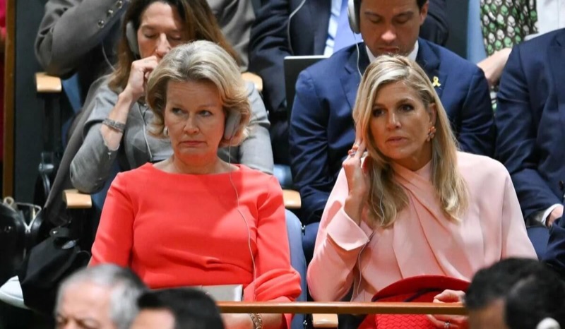 Nærbilde av dronning Mathilde og dronning Máxima som følger åpningsmøtet med tolkeutstyr på øret