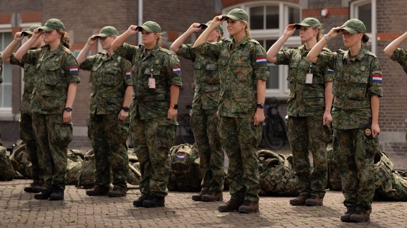 Dronningen i geledd med reservister