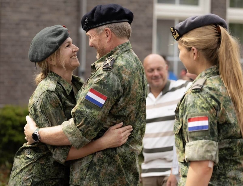 Kongen og dronningen omfavnes