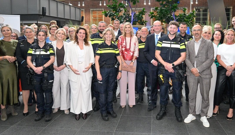 Stort gruppebilde med dronning Máxima midt blant politifolk i uniform og ansatte fra flere virksomheter