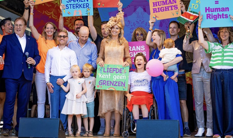 Dronning Máxima på scenen sammen med deltakere med plakater