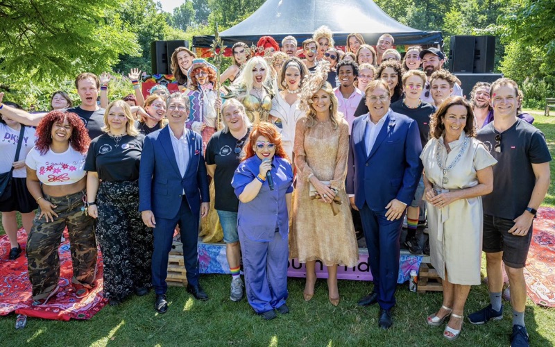 Gruppebilde med dronning Máxima og deltakere i Vondelpark