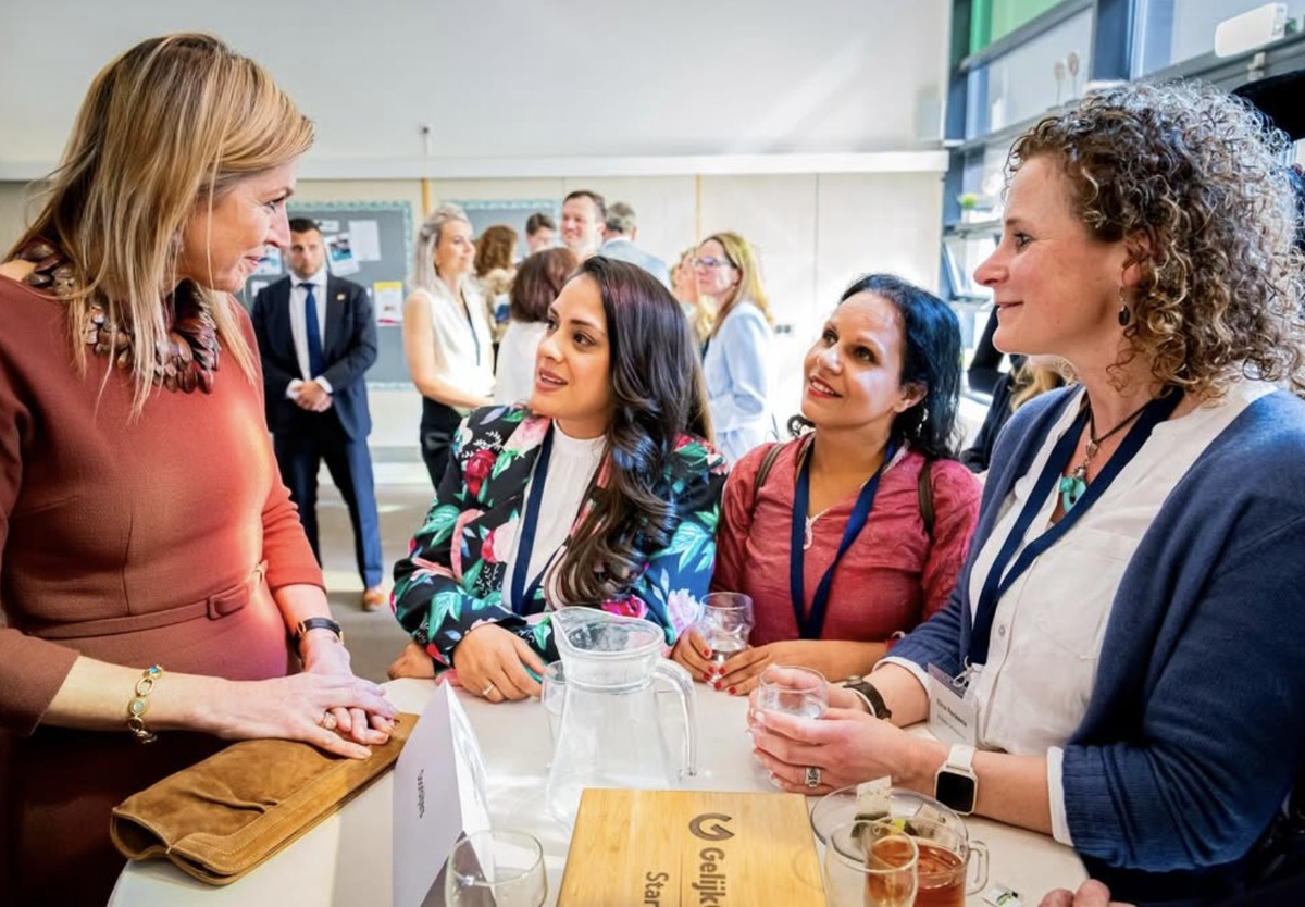 Dronning Maxima i samtale med deltakere