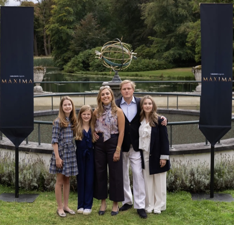 Den nye kongefamilien i Máxima sesong 3 samlet foran solurskulpturen
