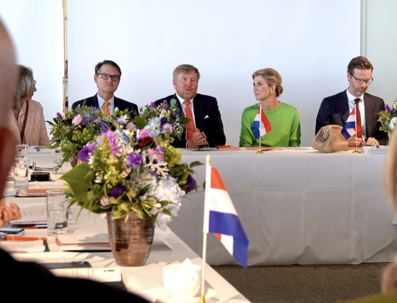 Kongeparet rundt et bord under handelssamtalene