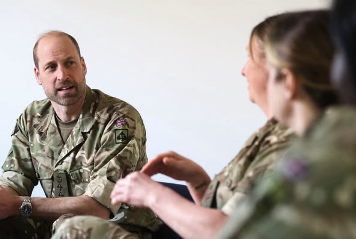 Prins William i samtale med kvinnelig soldat