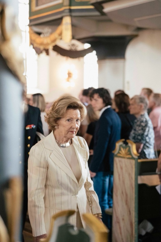 Dronning Sonja på vei ned midtgangen