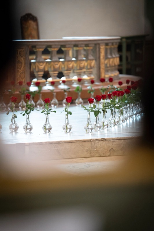 Roser i vaser foran alteret i Oslo domkirke