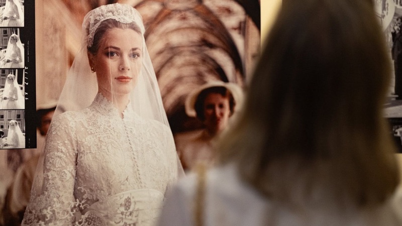 Et stort fotografi av Grace Kelly i brudekjolen