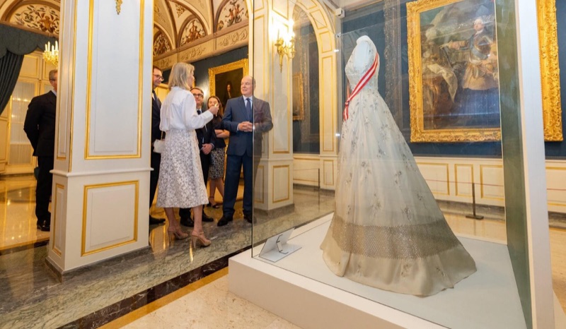 Fyrst Albert og prinsesse Caroline ser på en av kjolene