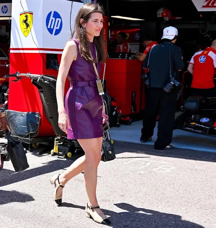 Charlotte Casiraghi ved Ferrari-teamets område
