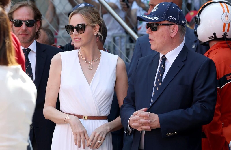 Fyrst Albert og fyrstinne Charlène delte ut trofeer ved Monaco Grand Prix