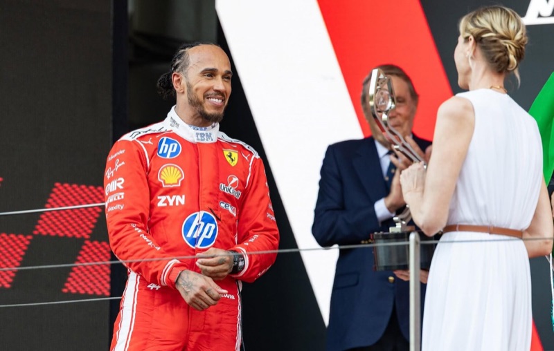 Fyrstinne Charlène overrekker trofeet til Lewis Hamilton