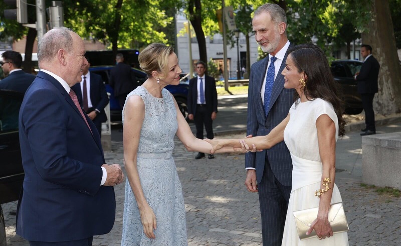 Dronning Letizia hilser på fyrstinne Charlène