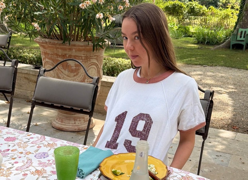 Prinsesse Alexandra ved lunsjbordet i hagen