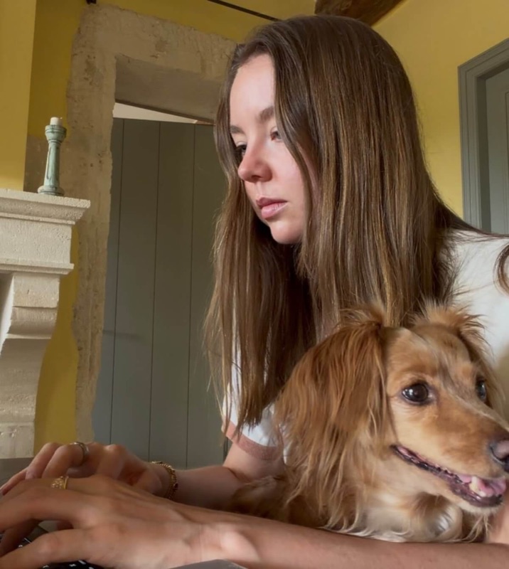 Prinsesse Alexandra ved tastaturet med hunden på fanget